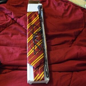 HARRY POTTER RED AND YELLOW STRIPED TIE WITH GLASSES AND WAND